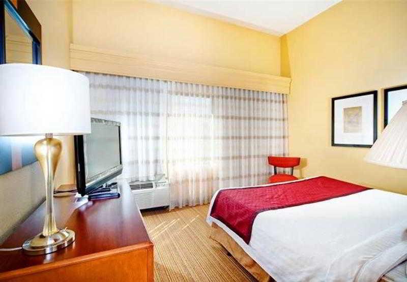 Courtyard Richmond 3*